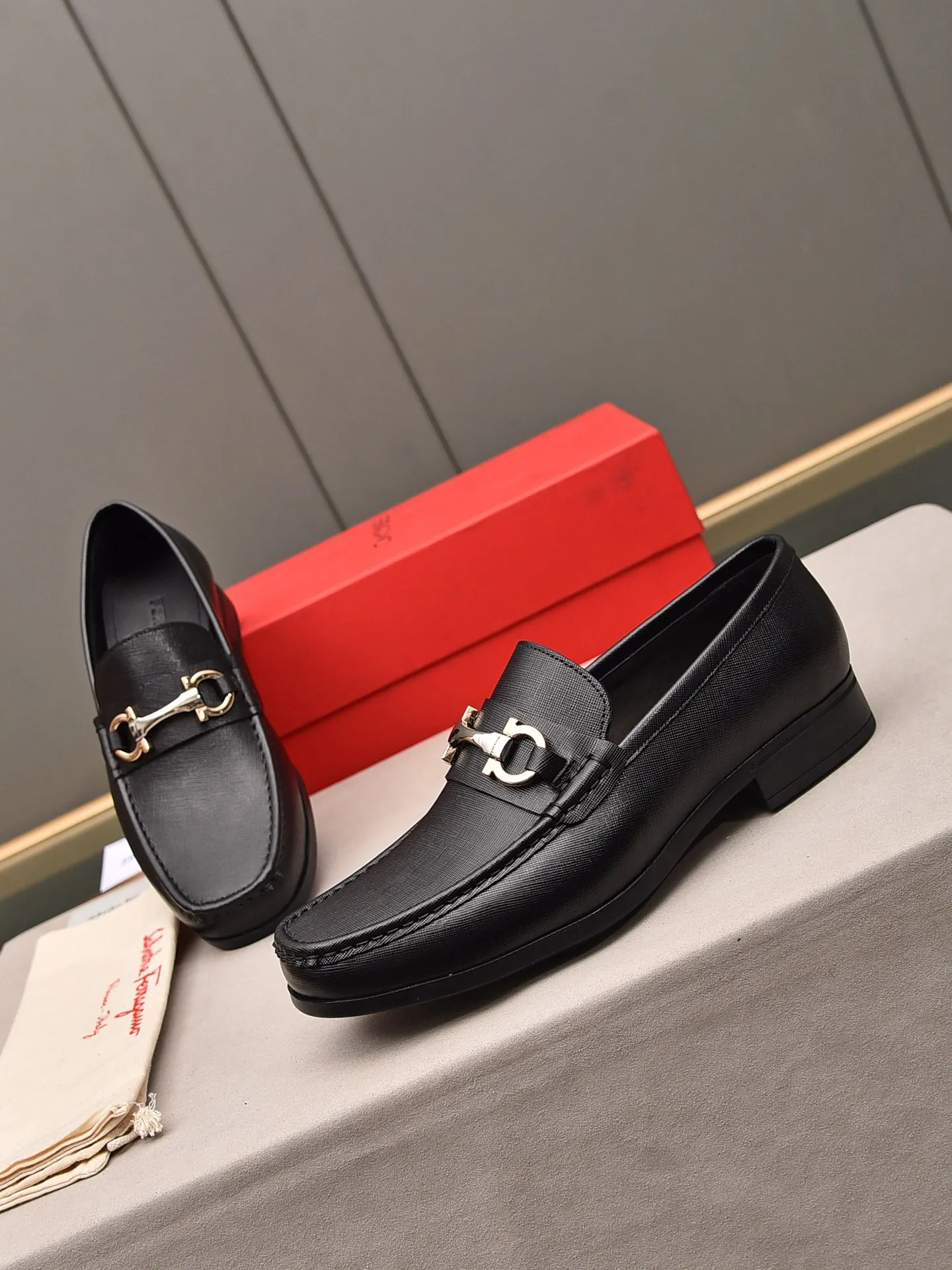 Men's shoes 💰: 460 [Original running volume and quality] Brand: Ferragamo (Ferragamo) Size: Men's size 38/44 (45 can be customized) Grade: Same style as the official website High-end quality men's shoes Material: Original first-layer calfskin Water-dyed cowhide lining Original outsole Style categories: Men's fashion formal business casual leather shoes Slip-on men's high-top series Young fashion European and American trends British style Casual matching Comfortable on the feet